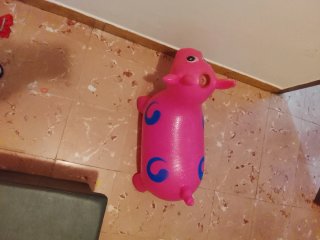 Toro inflable rosa para niños