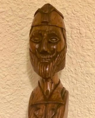 Bastón de madera tallado