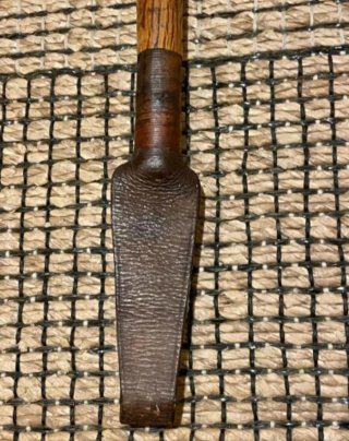 Bastón de madera tallado