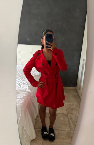 Gabardina roja con cinturón