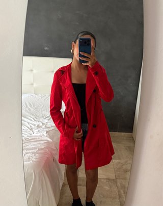 Gabardina roja con cinturón