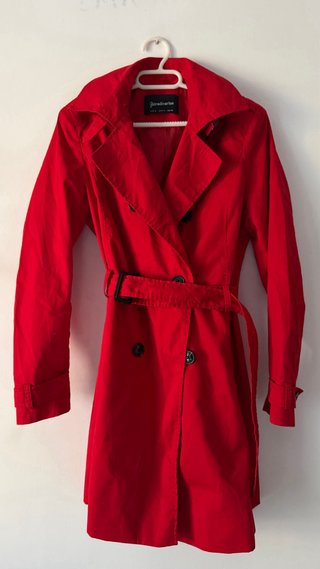 Gabardina roja con cinturón