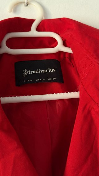 Gabardina roja con cinturón