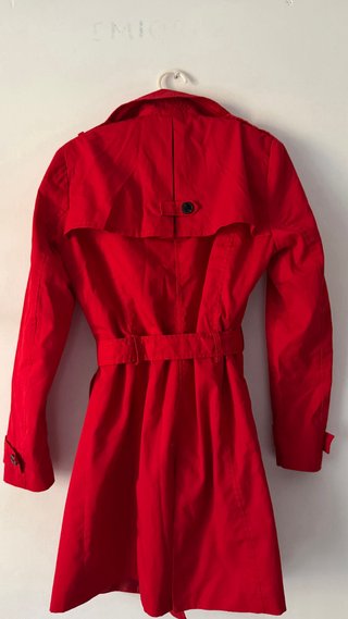 Gabardina roja con cinturón