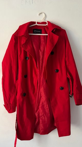 Gabardina roja con cinturón