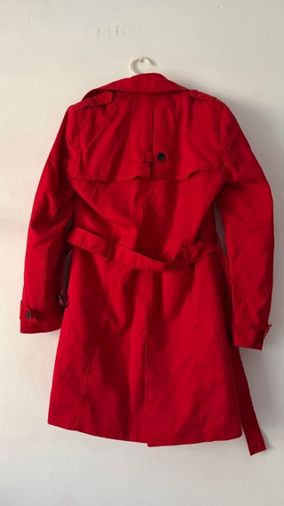 Gabardina roja con cinturón