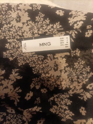 Camisa estampada floral beige y negra