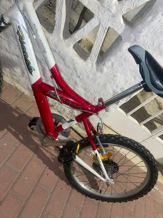 Bicicleta infantil roja y blanca