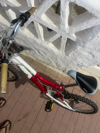 Bicicleta infantil roja y blanca