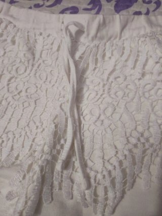 Pantalón corto blanco con encaje