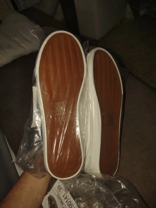 A estrenar zapatillas casual mujer beige y blanco