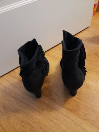 Botas bajas negras con flecos