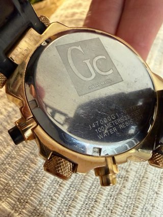 Reloj Guess Negro y Dorado