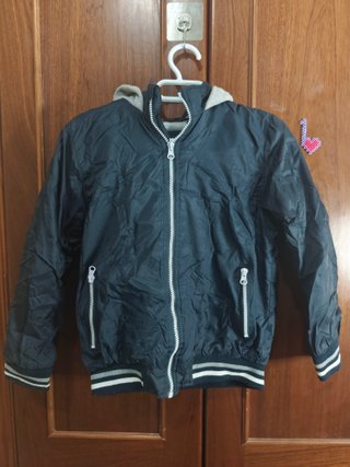 Chaqueta bomber negra y gris