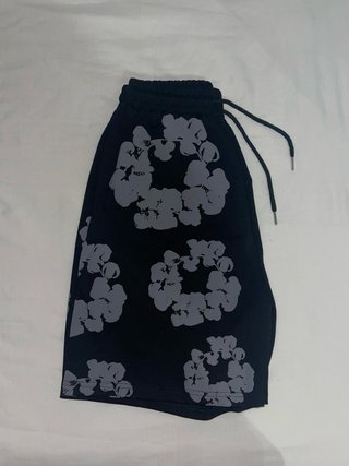Calções pretos com padrão floral cinza