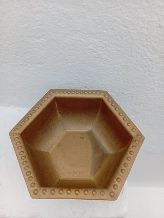 Floreira em metal dourado trabalhada