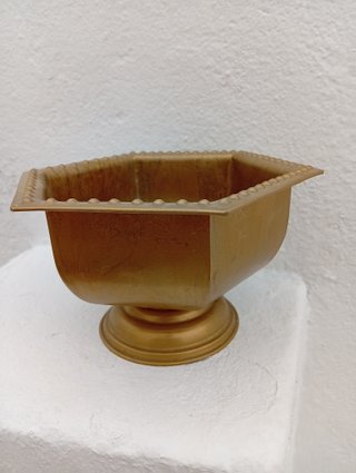 Floreira em metal dourado trabalhada