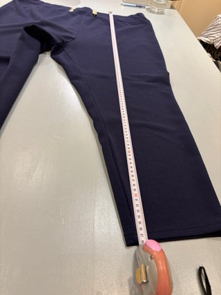 Pantalón azul pitillo con botones dorados