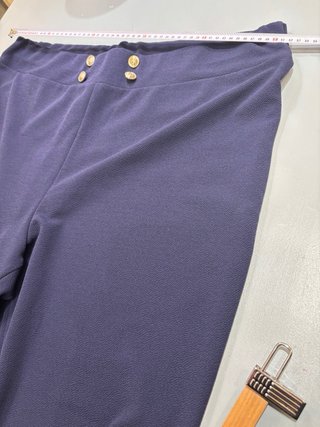 Pantalón azul pitillo con botones dorados