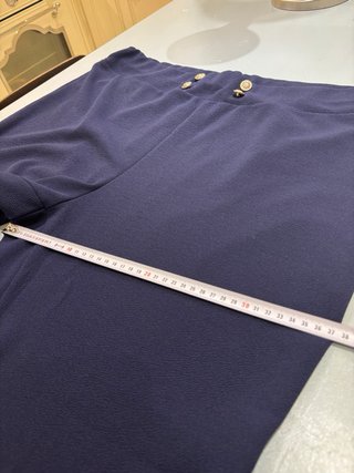 Pantalón azul pitillo con botones dorados