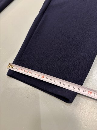 Pantalón azul pitillo con botones dorados