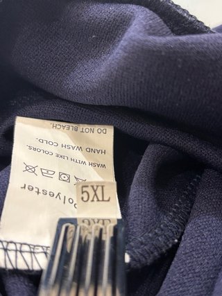 Pantalón azul pitillo con botones dorados