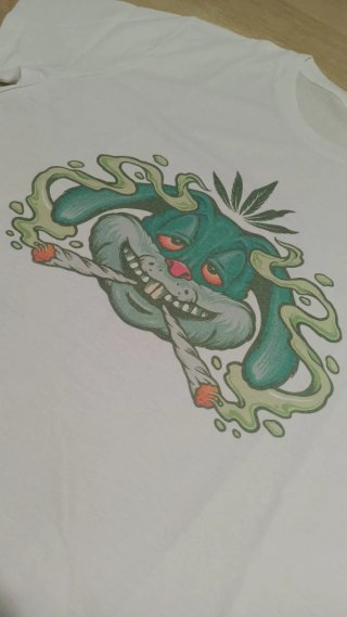 T-shirt com coelho fumador