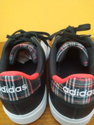 Zapatillas Adidas Negras y Rojas