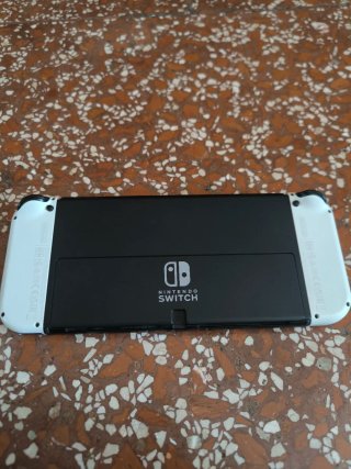 Nintendo Switch OLED con Joy-Con e Custodia