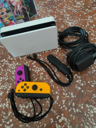 Nintendo Switch OLED con Joy-Con e Custodia