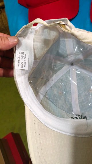 Lote: Gorra Blanca y Roja