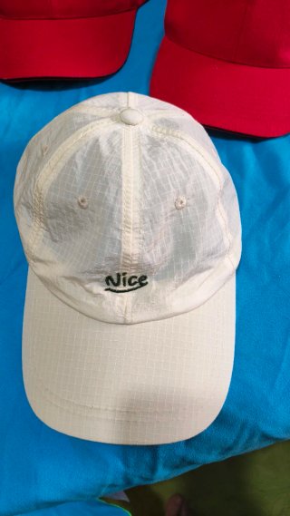 Lote: Gorra Blanca y Roja