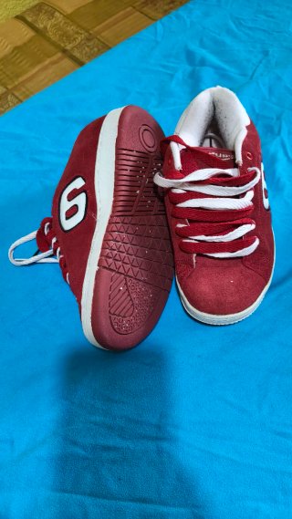 Lote: Gorra Blanca y Roja