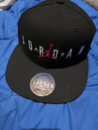 Gorra Jordan Negra y Roja
