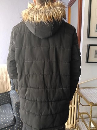 Cazadora negra con capucha y pelo