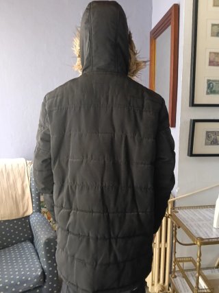 Cazadora negra con capucha y pelo