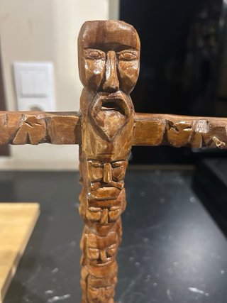 Cruz de madera tallada artesanal