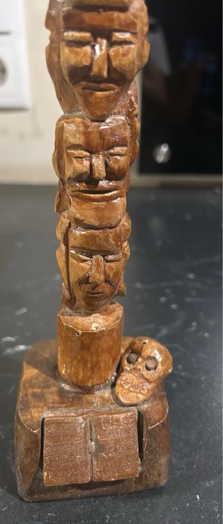 Cruz de madera tallada artesanal