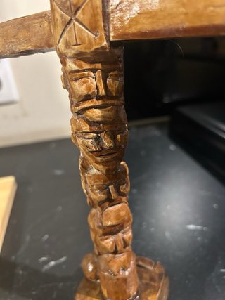 Cruz de madera tallada artesanal