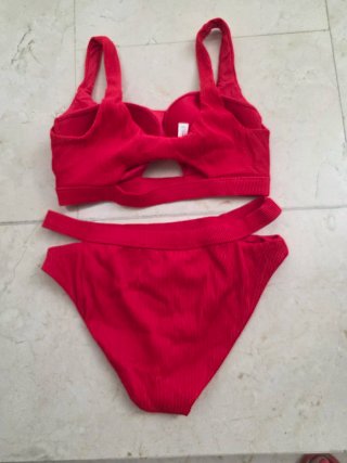 Bikini rojo con relleno