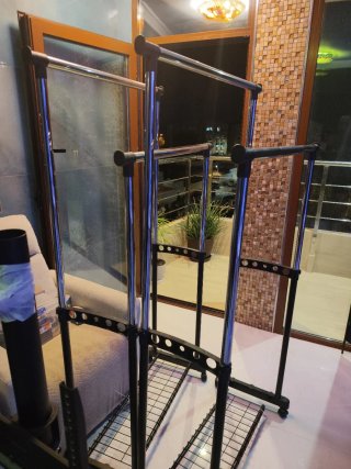 2 Percheros Metálicos con Ruedas