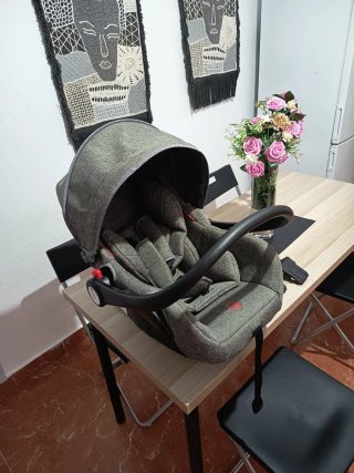 Silla de coche para bebé color gris