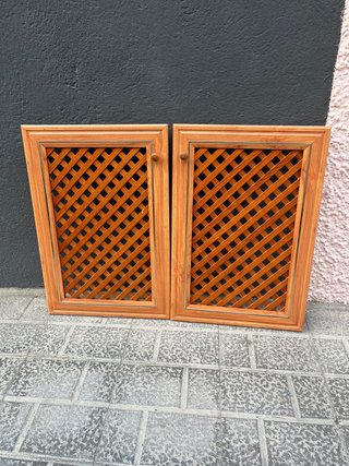 Puertas de mueble con celosía de madera