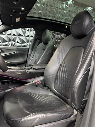 Aston Martin DBX 2022
