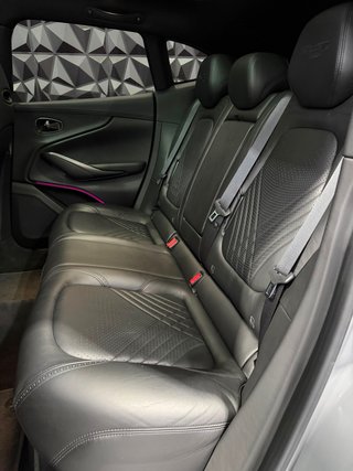 Aston Martin DBX 2022