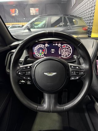 Aston Martin DBX 2022