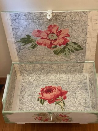Cassetta vintage rivisitata con Rose Rosa e Verdi