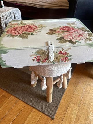 Cassetta vintage rivisitata con Rose Rosa e Verdi