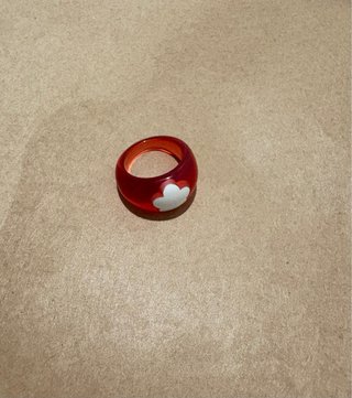 Anillo rojo con flor blanca