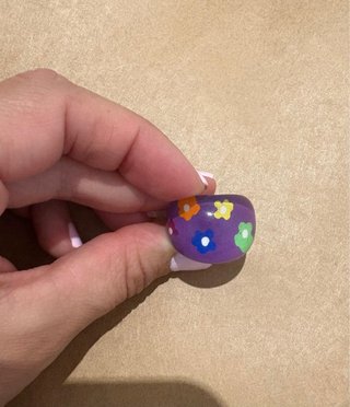 Anillo morado con flores multicolores